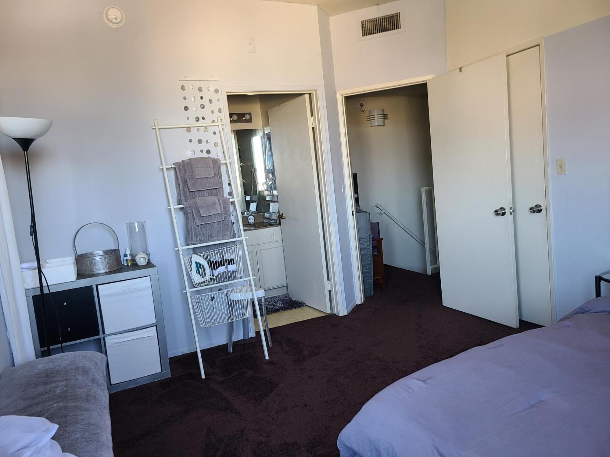 Guest In Sherman Oaks With Private Bathroom And Balcony *