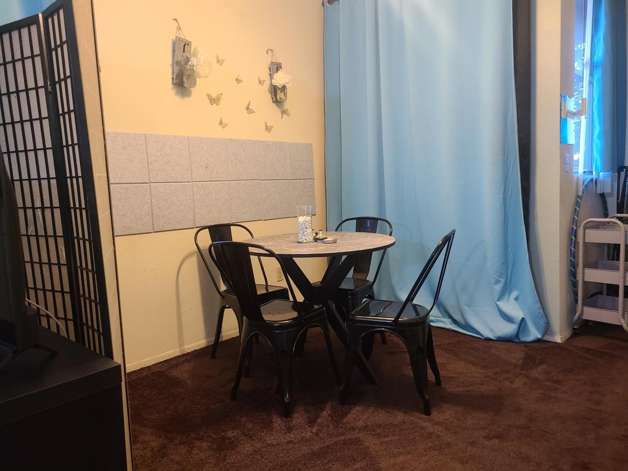 Guest In Sherman Oaks With Private Bathroom And Balcony