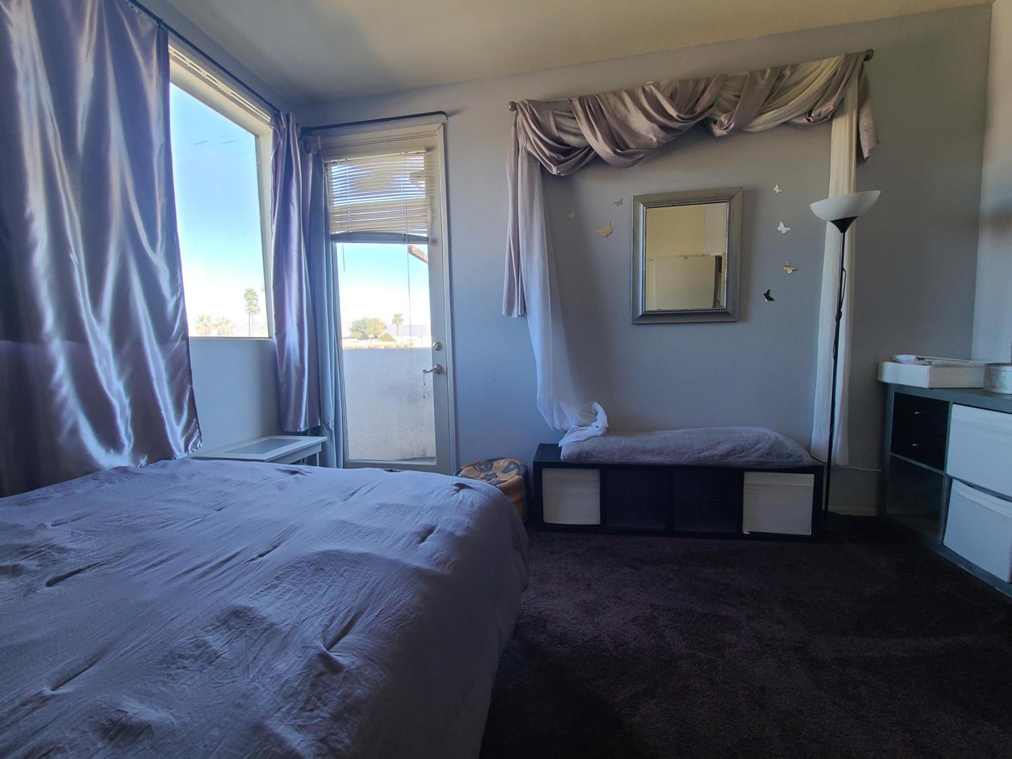 Guest In Sherman Oaks With Private Bathroom And Balcony Los Angeles