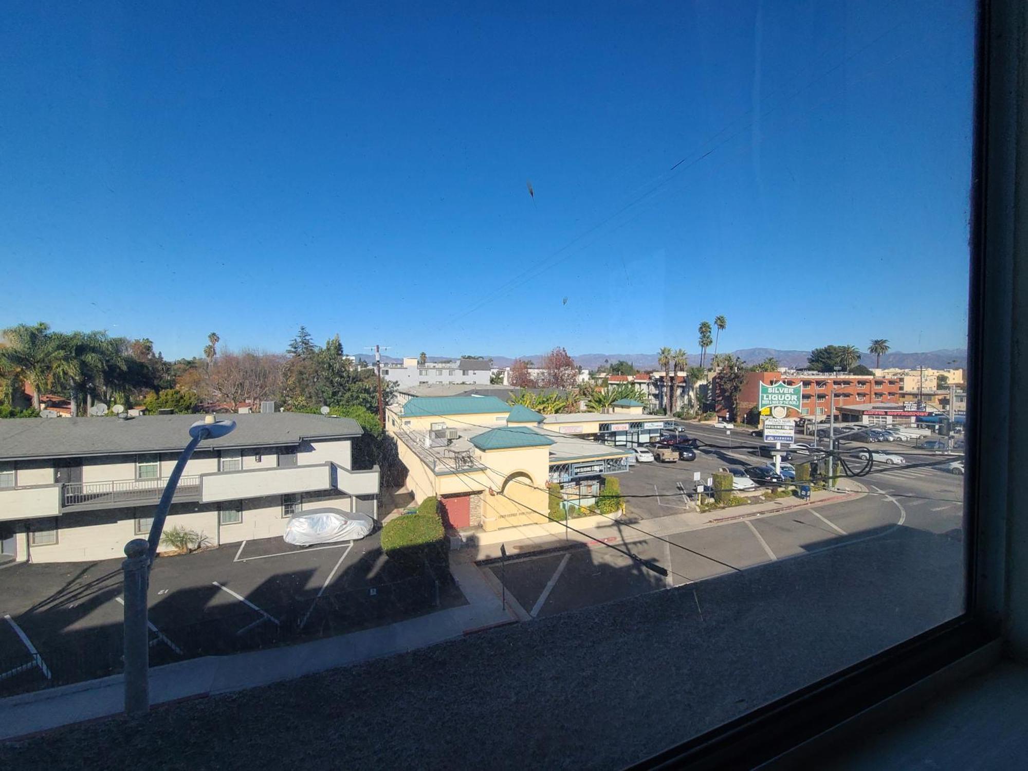 Guest In Sherman Oaks With Private Bathroom And Balcony