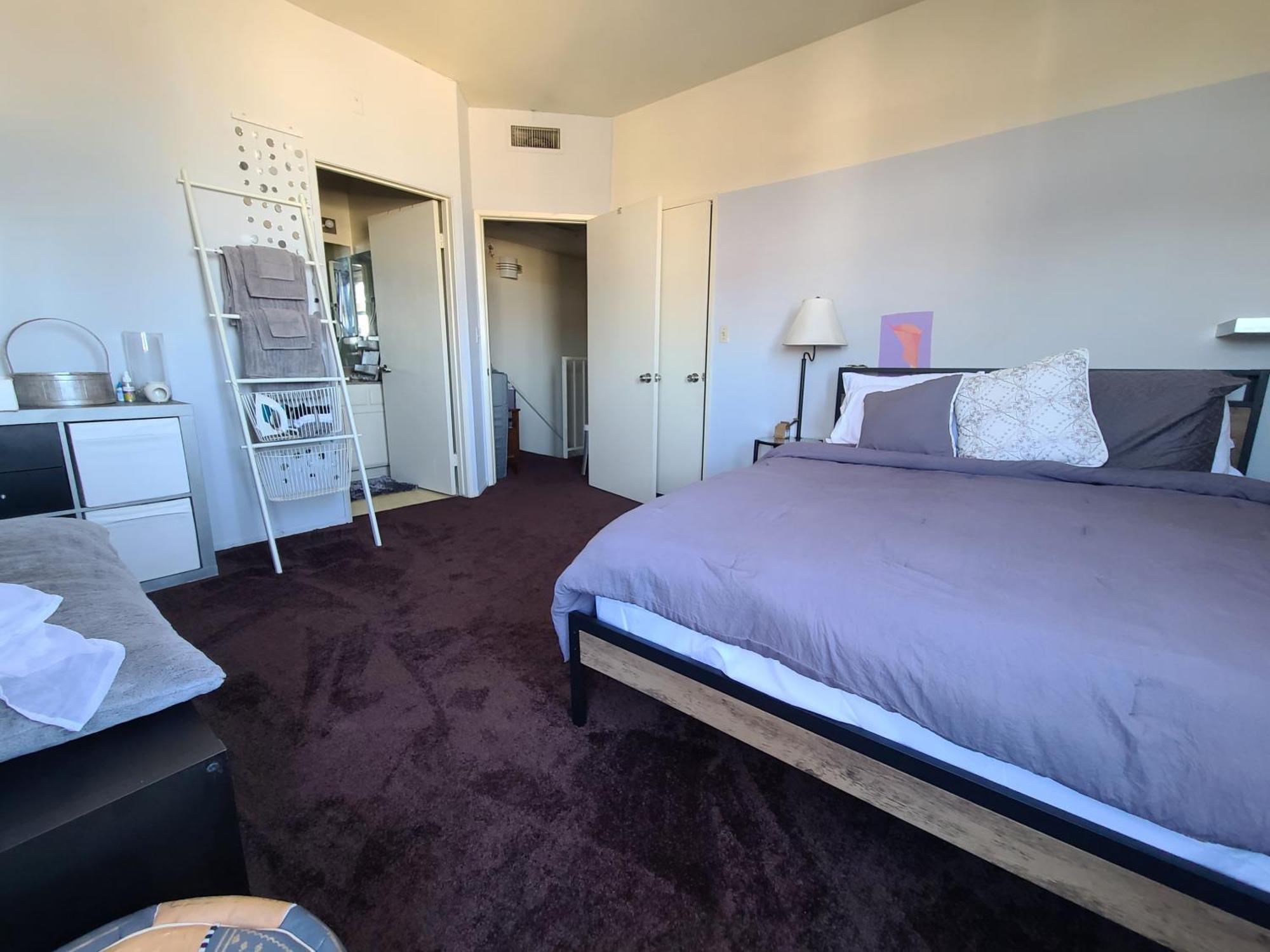 Guest In Sherman Oaks With Private Bathroom And Balcony * Los Angeles